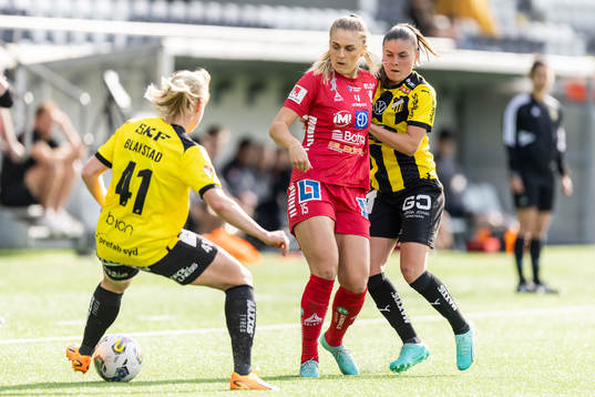 Linköpings Lisa Björk mot Häckens Julie Blakstad och