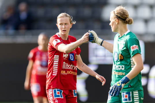 Linköpings Emma Östlund och målvakt Cajsa Andersson