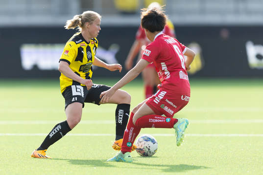 Häckens Julie Blakstad och Linköpings Saori Takarada