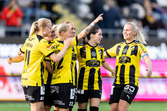 Häckens Marika Bergman Lundin jublar med lagkamrater