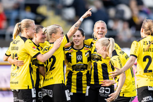Häckens Marika Bergman Lundin jublar med lagkamrater