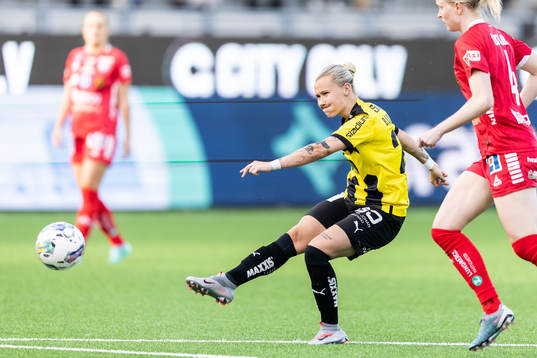 Häckens Marika Bergman Lundin skjuter in 1-0 målet