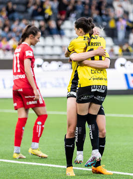 Häckens Julie Blakstad och Clarissa Larisey jublar