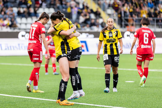 Häckens Julie Blakstad och Clarissa Larisey jublar