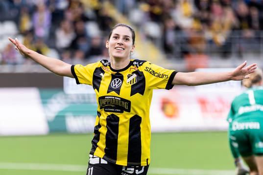 Häckens Clarissa Larisey jublar