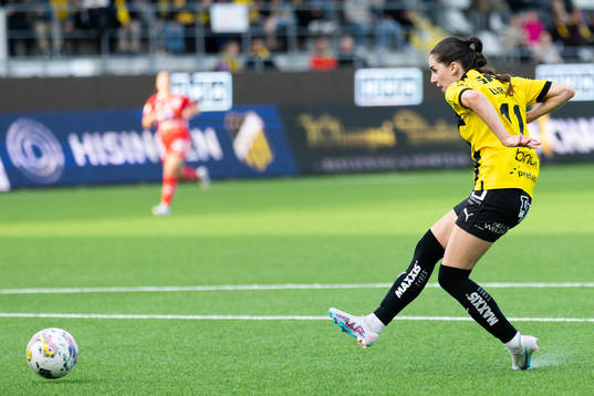 Häckens Clarissa Larisey skjuter 3-0
