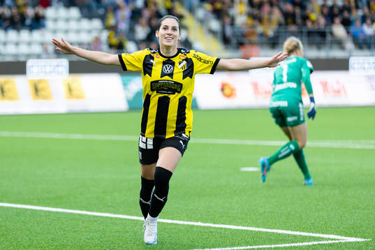 Häckens Clarissa Larisey jublar