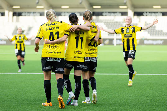 Häckens Clarissa Larisey jublar med lagkamrater