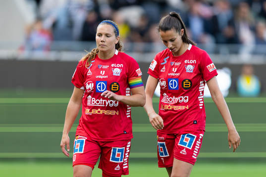 Linköpings Emma Lennartsson och Nellie Karlsson deppar