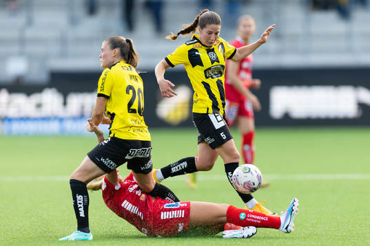 Linköpings Cathinka Tandberg mot Häckens Hanna Wijk och
