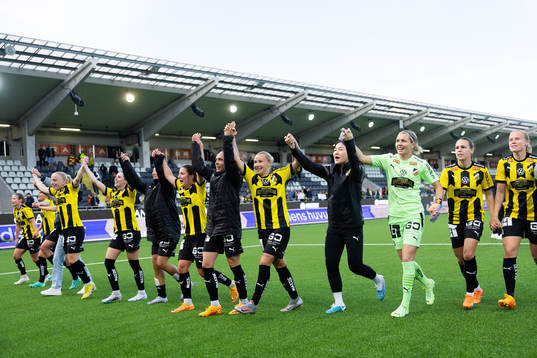 Häckens spelare jublar