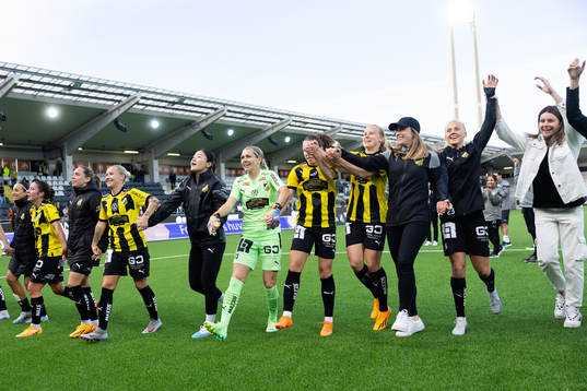 Häckens spelare jublar