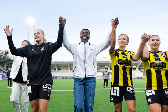 Häckens Elma Junttila Nelhage,  Aisha Masaka, Aivi Luik