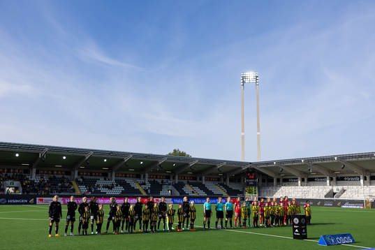 Lagen på line up innan fotbollsmatchen i Damallsvenskan