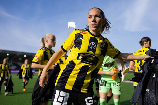 Häckens Elin Rubensson innan fotbollsmatchen i