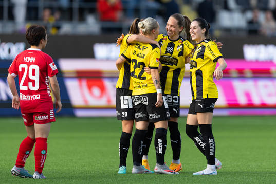Häckens Marika Bergman Lundin jublar med lagkamrater