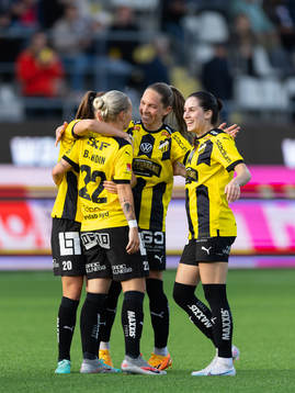 Häckens Marika Bergman Lundin jublar med lagkamrater