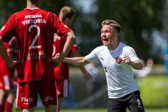 Hittarp IKs Olle Heideman jublar
