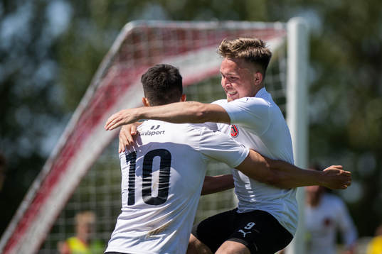 Hittarp IKs Teddy Bermudez och hi9+jublar