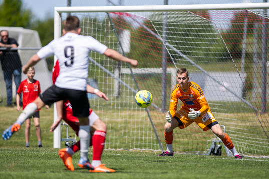 Hittarp IKs Olle Heideman nickar mot Nässjö FFs målvakt