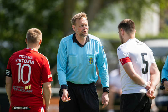 Domare Niklas Andersson, Nässjö FFs Tobias Svensson och