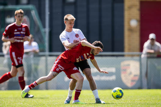 Hittarp IKs Oliver Rosendahl och Nässjö FFs Aleksandar