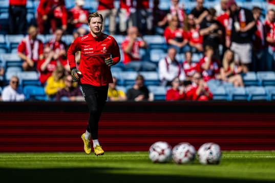 Mathias Dyngeland of Brann warms up