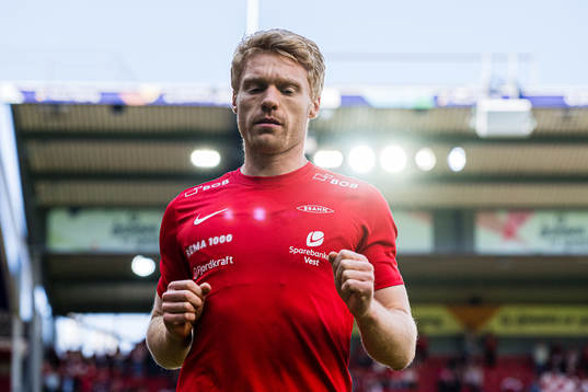 Sivert Heltne Nilsen of Brann warms up
