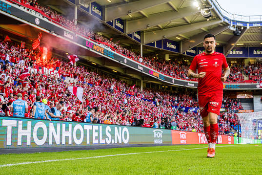 Niklas Castro of Brann warms up