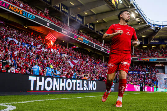 Niklas Castro of Brann warms up