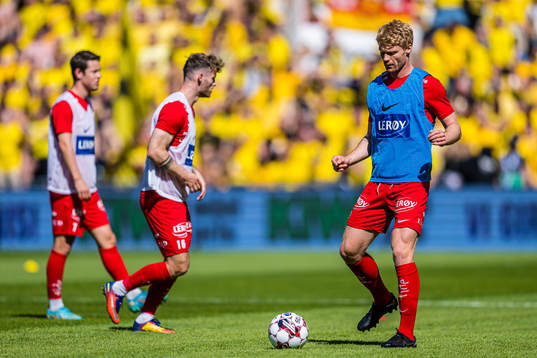 Sivert Heltne Nilsen of Brann warms up