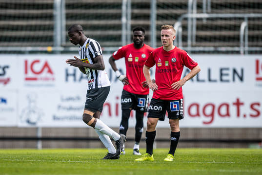 Landskronas Ousmane Diawara jublar och Örebros David Seger