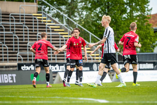 Örebros spelare jublar