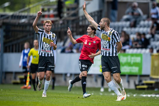 Landskronas Erik Hedenquist reagerar mot ett domslut