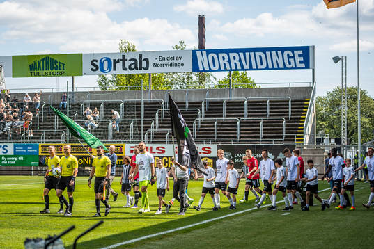 Landskrona och Örebro gör entré till fotbollsmatchen i