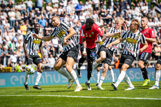 Landskronas Erik Hedenquist och Örebros Nasiru Moro