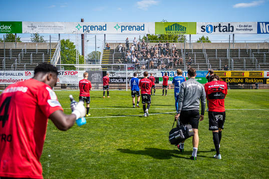 Örebros spelare tackar publiken