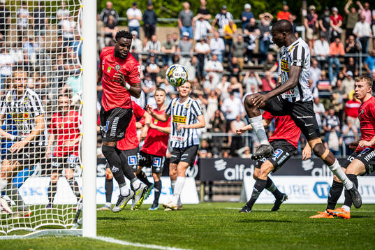 Örebros Nasiru Moro ser på när Landskronas Ousmane