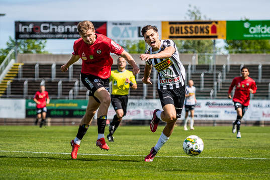 Örebros Niclas Bergmark och Landskronas Camil Jebara