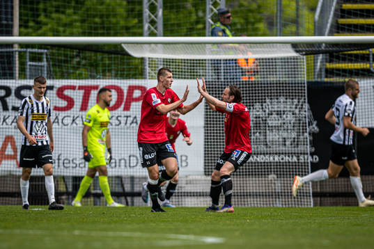 Örebros Adi Fisic och Kevin Walker jublar