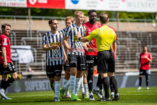Landskronas Johan Rapp och Örebros Nasiru Moro i samtal