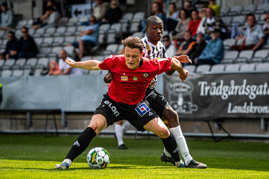 Örebros Daniel Hultqvist och Landskronas Ousmane Diawara