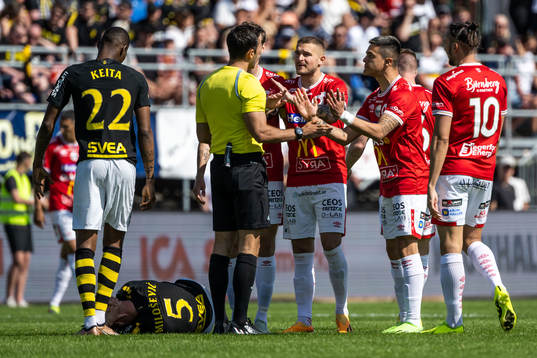 AIKs Alexander Milosevic och Degerfors Christos Gravius och