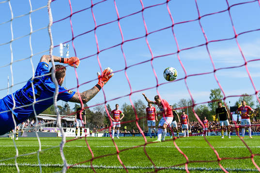 Degerfors Diego De Jesus Campos Ballestero skjuter 1-0 på