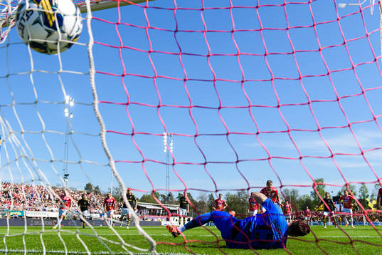 Degerfors Diego De Jesus Campos Ballestero skjuter 1-0 på