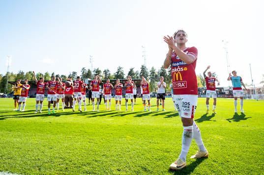 Degerfors Justin Salmon jublar med lagkamrater