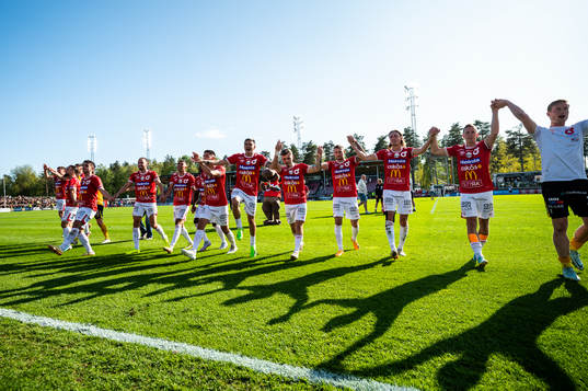 Degerfors spelare jublar