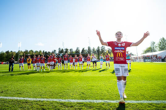Degerfors Justin Salmon jublar med lagkamrater