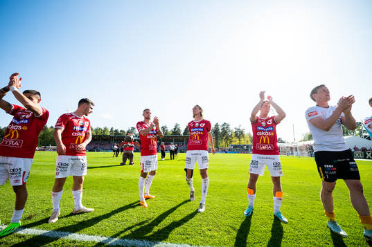 Degerfors spelare jublar