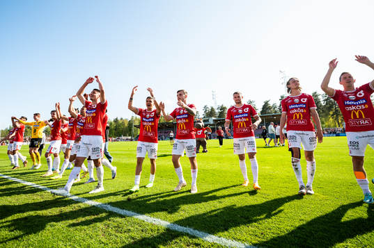 Degerfors spelare jublar